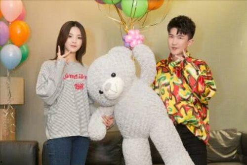 娱乐圈吃瓜背景图片高清,高清“吃瓜”图揭秘幕后真相  第1张